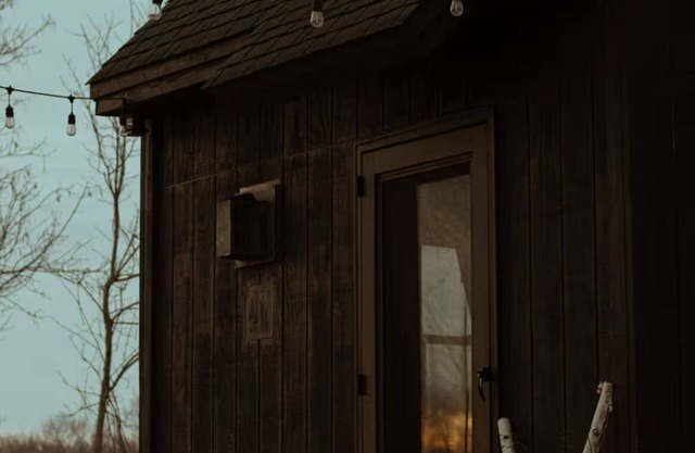 The Writers Cabin Sauna/wood burning hot tub/river access