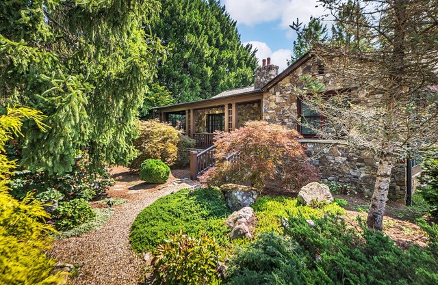 The Zen Den-Beautiful Home/Gardens/Walk to Downtown/Gas BBQ/Hot Tub/Fire Pitn