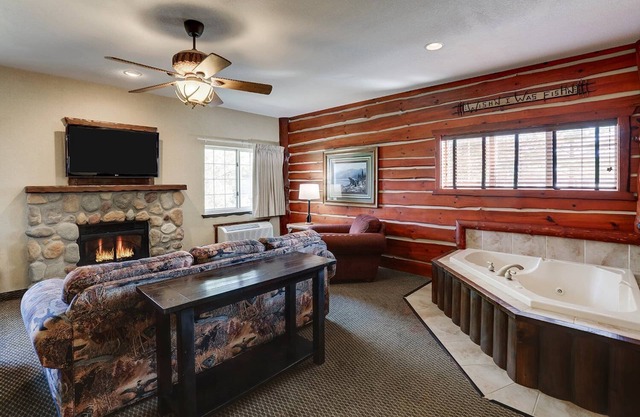 Theme Suite w/Whirlpool Cottage, Stoney Creek Des Moines, Free Breakfast