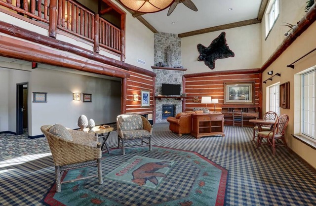 Theme Suite w/Whirlpool Cottage, Fireplace, Stoney Creek Johnston | 2 Units