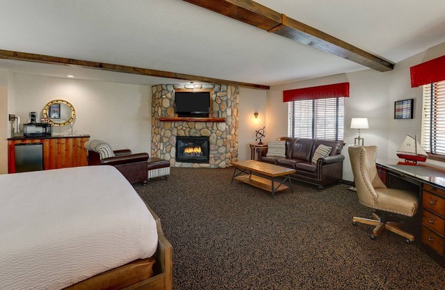 Theme Suite with Fireplace & Dry Bar! Stoney Creek Peoria, Pool
