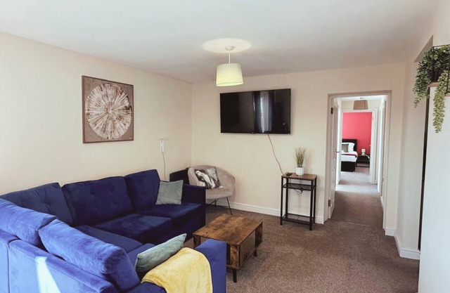 This apartment is a 2 bedroom(s), 2 bathrooms, located in Stroud, Gloucestershire.