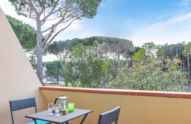 This beautiful second floor apartment is located less than 1 km from the beautiful fine sandy beach