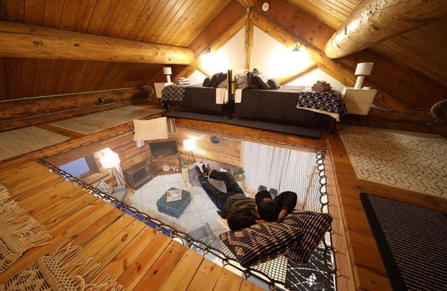 This beautiful log cottage has large windows that let in lots of light