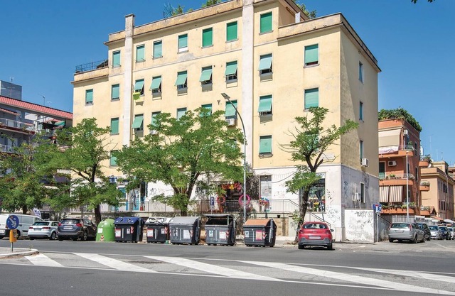 This bright apartment on the 1st floor (without elevator) is located south of the center of Rome.