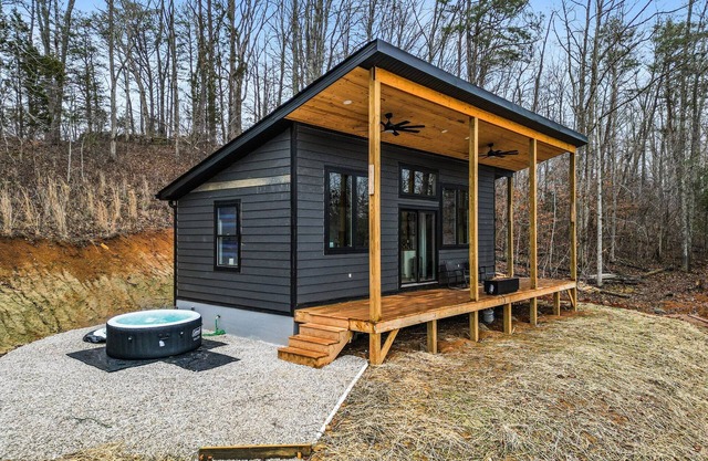 This cabin is a 0 bedroom(s), 1 bathrooms, located in Stanton, KY.