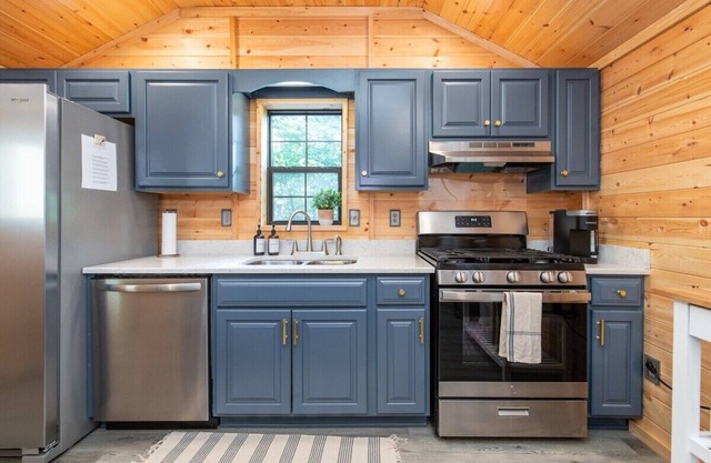 This cabin is a 1 bedroom(s), 1 bathrooms, located in Stanton, KY.