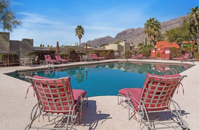This condominium is a 2 bedroom(s), 1 bathrooms, located in Tucson, AZ.