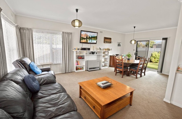 This cosy 3 bedroom home invites you in as soon as you open the door