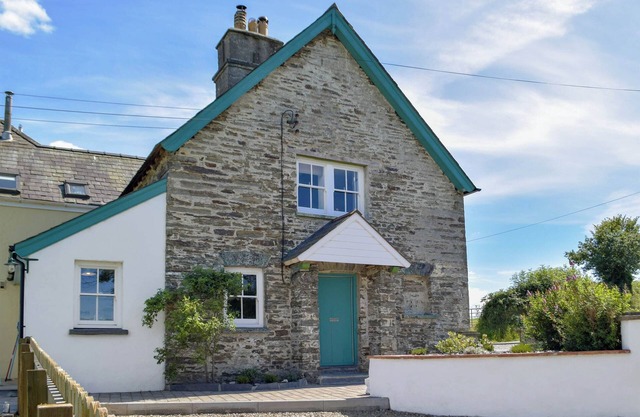 This cosy semi-detached cottage offers an idyllic couple’s retreat.