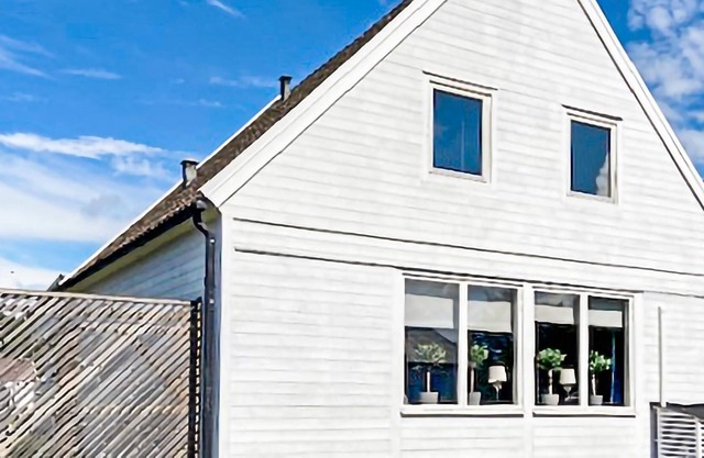 This cottage is located only 750 meters from Köpingsvik's extensive sand dunes with shallow baths.