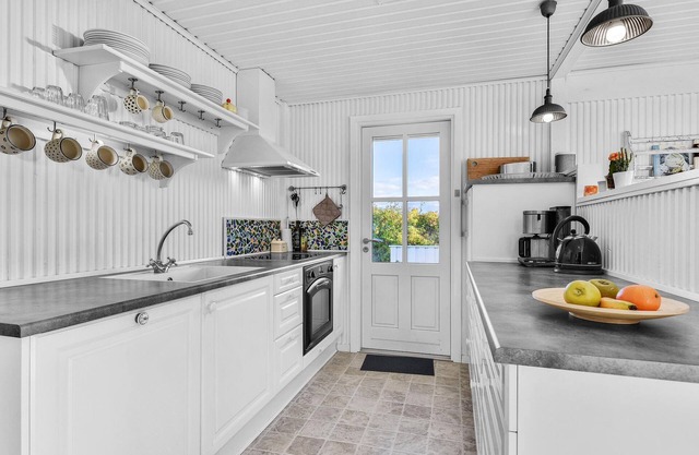 This cozy cottage with a panoramic view of the sea is located just a few steps from the water.