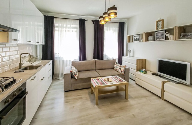 This holiday home is located by a pond in the picturesque town of Pruszcz Gdaski.