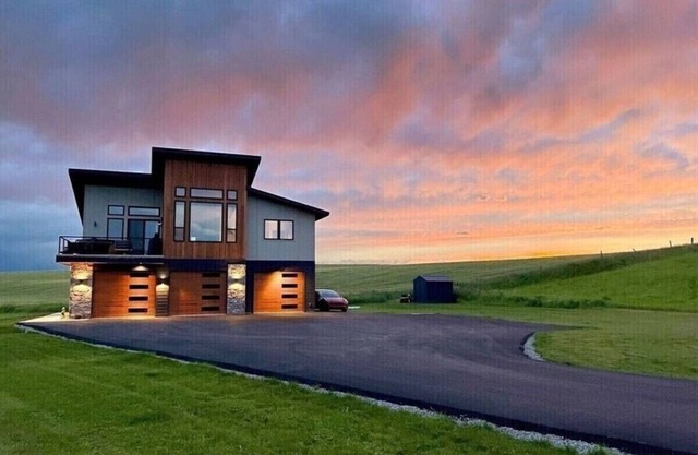 This house is a 2 bedroom(s), 2 bathrooms, located in Kalispell, MT.