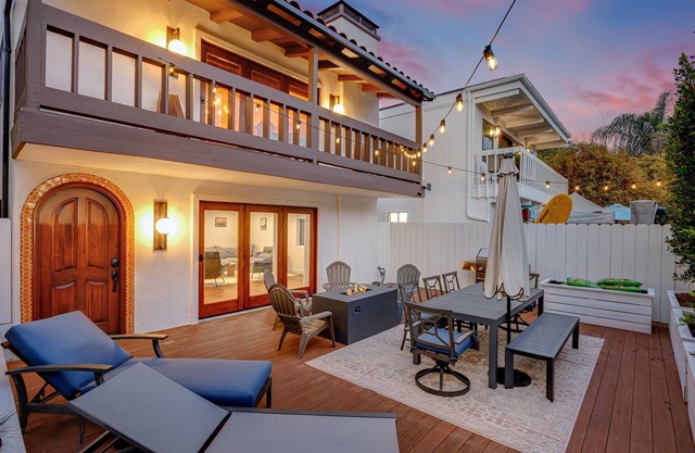 This house is a 3 bedroom(s), 2.5 bathrooms, located in Los Angeles, CA.