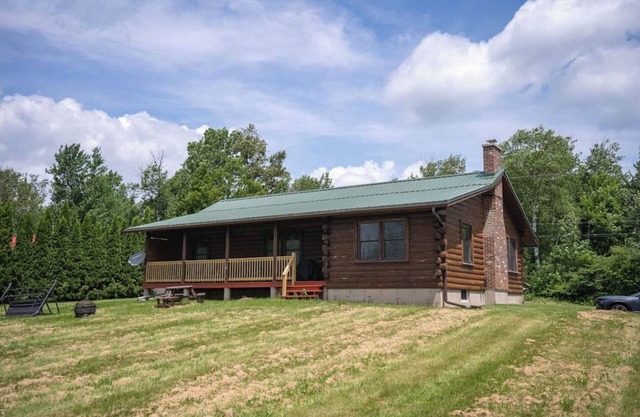 This house is a 3 bedroom(s), 1 bathrooms, located in Jay, VT.