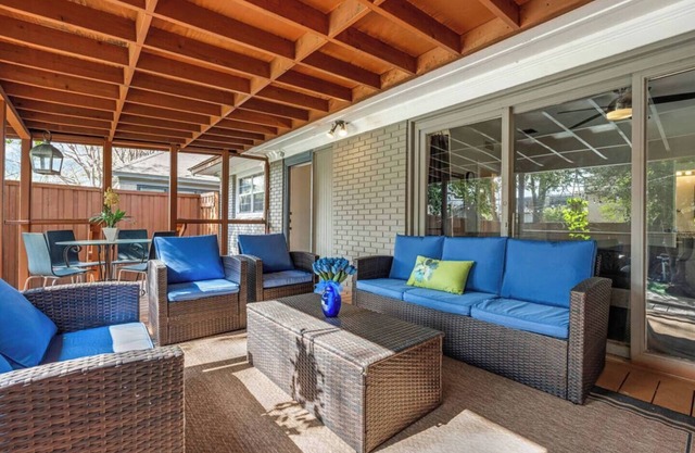 This house is a 4 bedroom(s), 3 bathrooms, located in Dallas, TX.