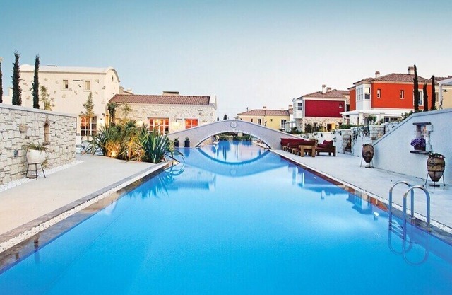 This house is a 4 bedroom(s), 3 bathrooms, located in Çeşme, İzmir.