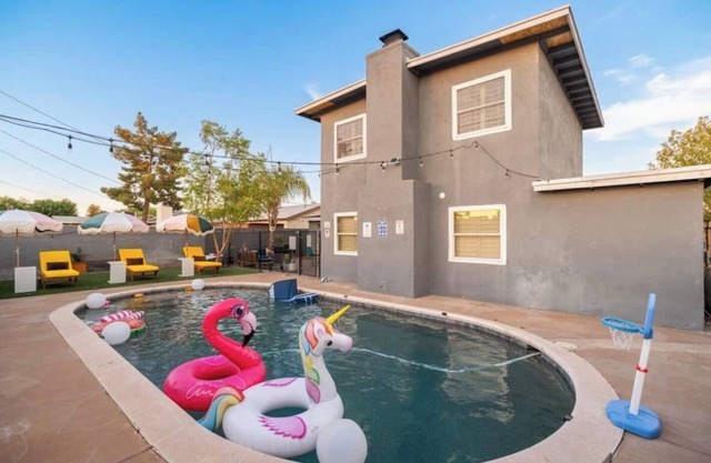 This house is a 5 bedroom(s), 3 bathrooms, located in Phoenix, AZ.