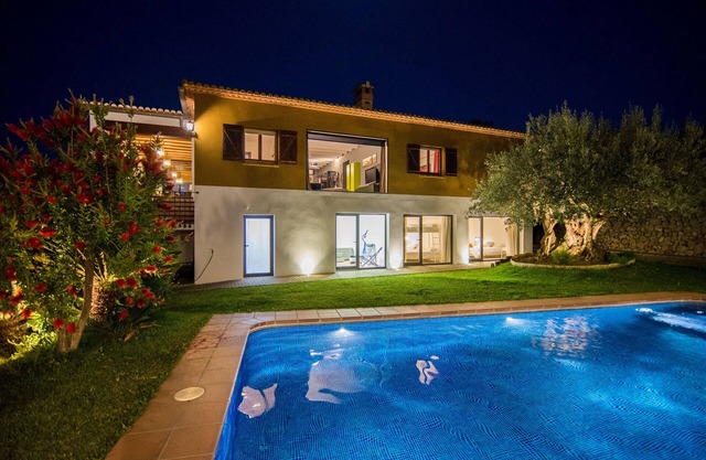 This is an ideal property where you can relax as a family. Pets are welcome.
