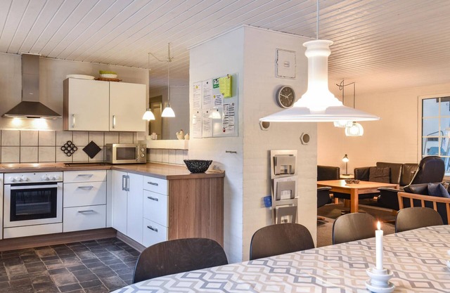 This thatched vacation home offers optimal conditions for both a relaxing and an active vacation.