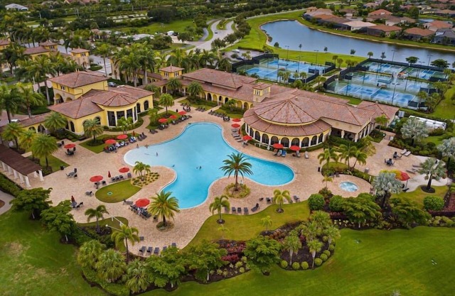 This townhouse is a 3 bedroom(s), 2.5 bathrooms, located in Venice, FL.