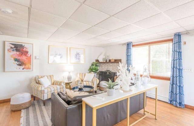This townhouse is a 3 bedroom(s), 1 bathrooms, located in Narragansett, RI.