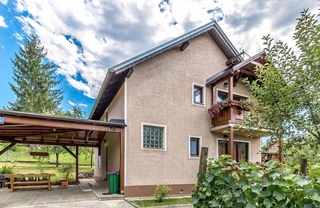 This vacation house is located in the heart of the Gorski Kotar mountains, about 100m from the Kupa
