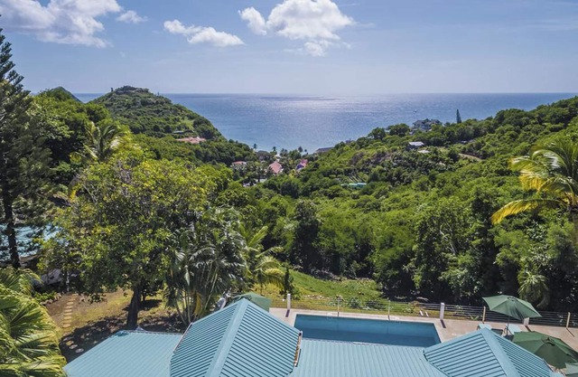 This villa occupies a beautiful seafront location within the Saddleback area of Cap Estate