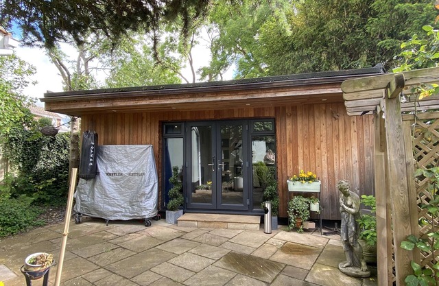 Thistle Lodge - Quiet Garden Lodge with off road parking