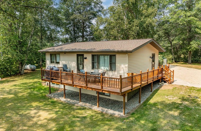 Three Bedroom, Two Bathroom Home on Large Private lot on the Mississippi River