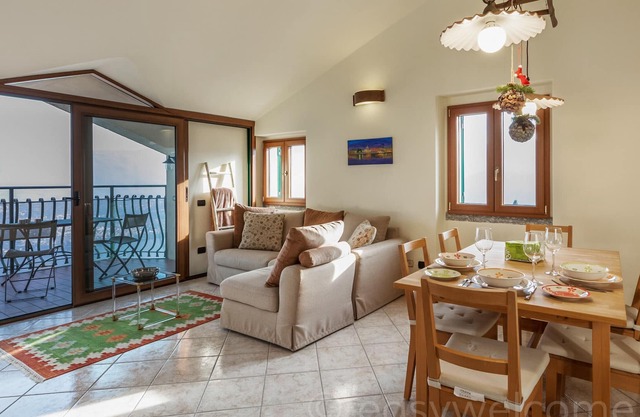 Three beds, two bedrooms, terrace overlooking the lake in the hills just 10 minutes from the lake