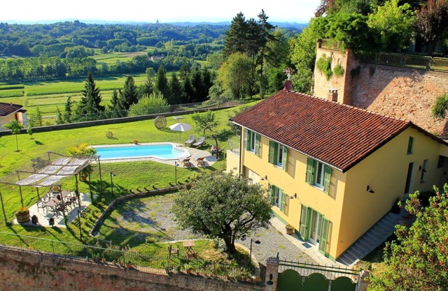 Three-room apartment in country house in Monferrato.