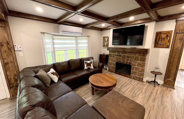 "Tiffany" Cottage w/Hot Tub & Barrel Sauna