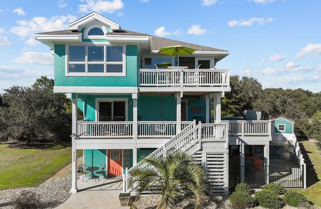 Tiki II Beach home with private pool and hot tub. 10 minute walk to the beach.