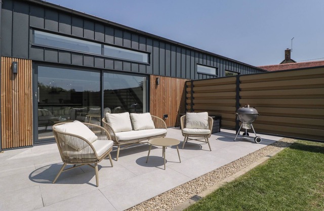 TILIA BARN, family friendly, luxury holiday cottage in Wincanton