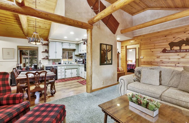 Timber Pines Chalet Retreat Cottage w/Hot Tub