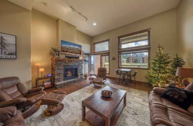 Timberstone Ski-In/Ski-Out Retreat with Hot Tub