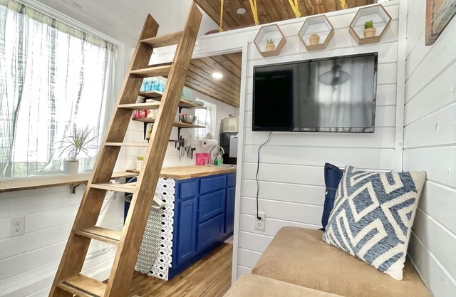 Tiny Home! With Great Layout! Unique Stay Nurses Welcomed