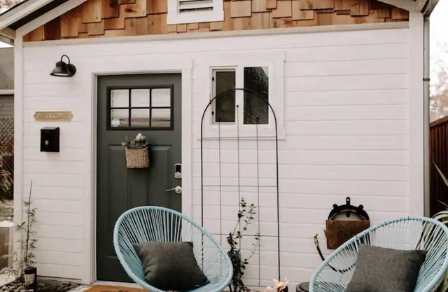 Tiny House Bungalow- walking distance to UC Davis Med Ctr, 10 min from Downtown!