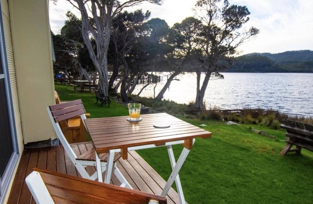 Tiny house perfect couples retreat on the shore of Lettes Bay