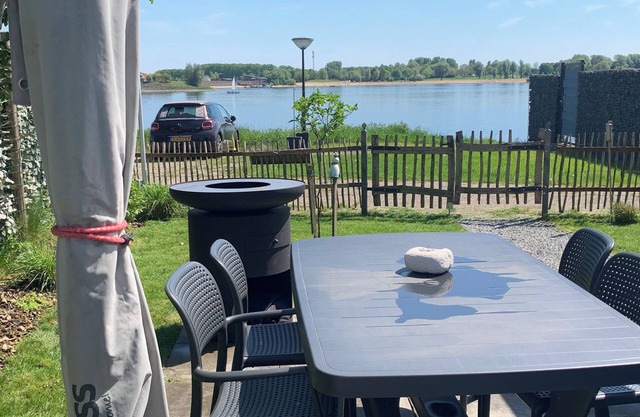 Tiny house time-out with lake view. In Holland, quiet, comfortable, directly on the beach.