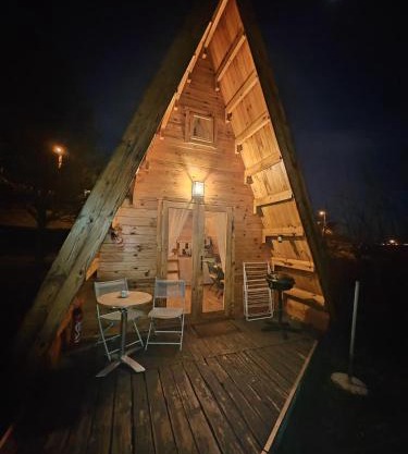 Tipi en bois tout équipé avec balnéo