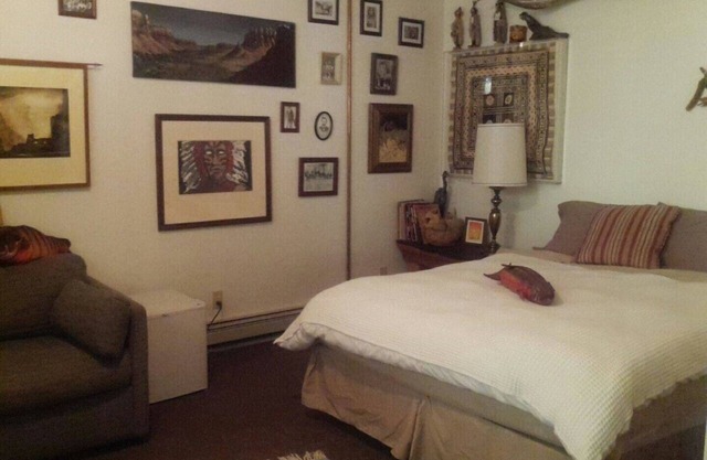 TIPPECANOE ROOM Individual Rental. 1 QUEEN BED, 2 GUESTS ONLY ROOM