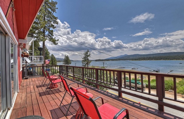 Tippie Canoe by Destination Big Bear : Lake Views! Steps to the Lake! Sauna & Spa! Deck! Master Suite!