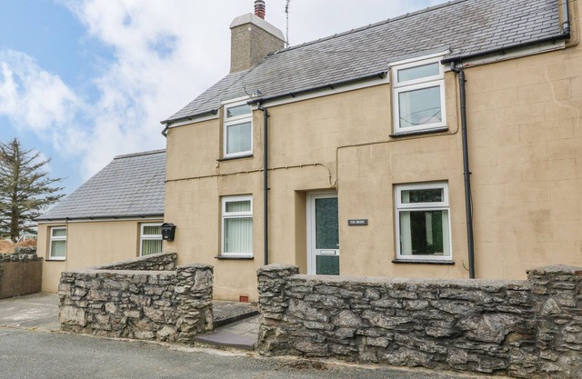TIR BEDW, family friendly, character holiday cottage in Edern