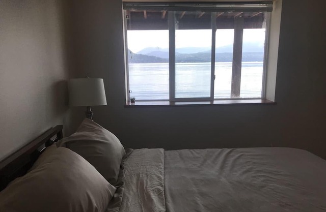 TLC Beachhouse "Suite 2" - Waterfront - Shuswap Vacations and Sledding Accommodation