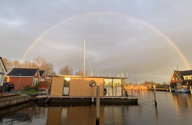 TOP Ausgestattetes Hausboot mit Dachterrasse in Stavoren am Ijsselmer