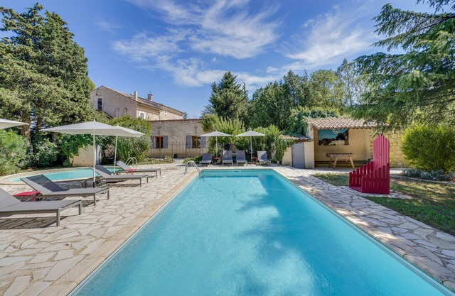 Top-decorated detached house >10 sleeps, private garden, bbq, swimming pool