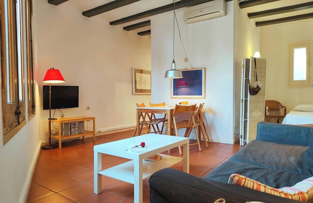 Top floor apt in the heart of BCN. 3 ppl. R.E.